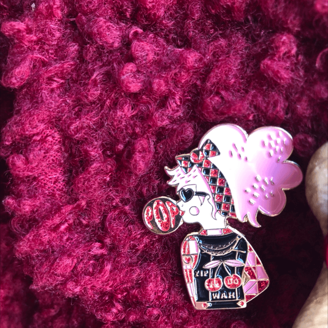 Pin's "pin-up" girly chevelure rose pailletée