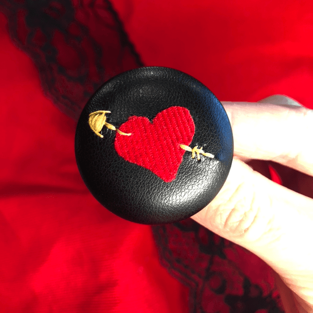 Broche cuir noir coeur brodé 